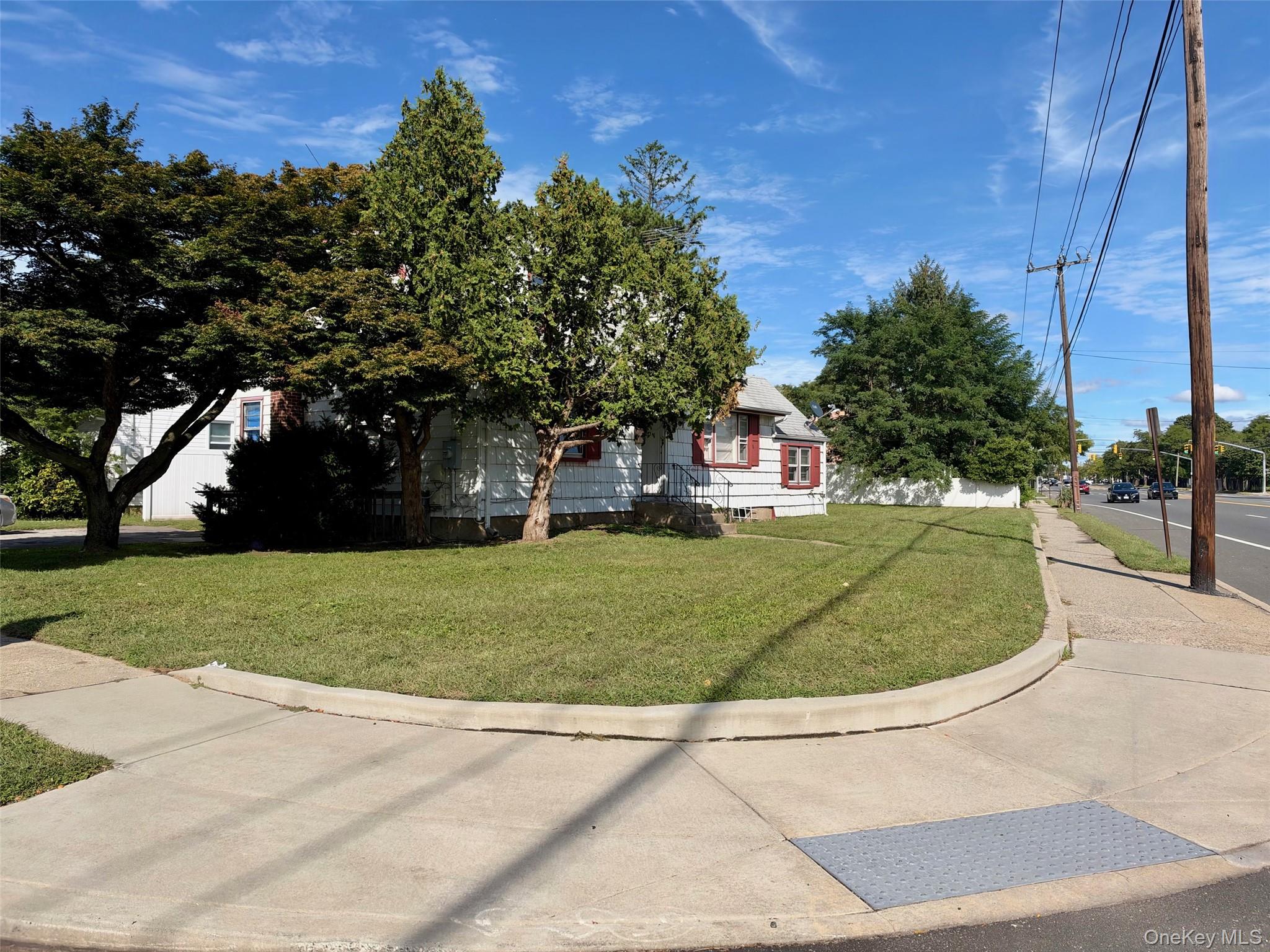306 W Old Country Road – For Sale photo 5