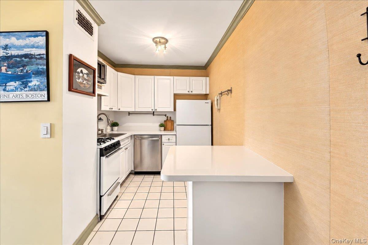 5900 Arlington Avenue, Unit 15E photo 3