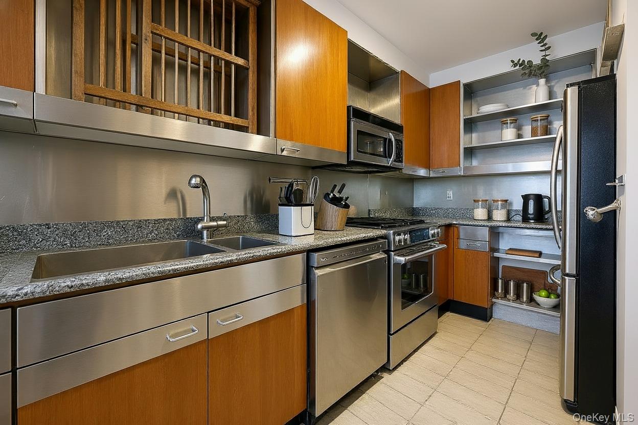 166-25 Powells Cove Boulevard, Unit 3F photo 9