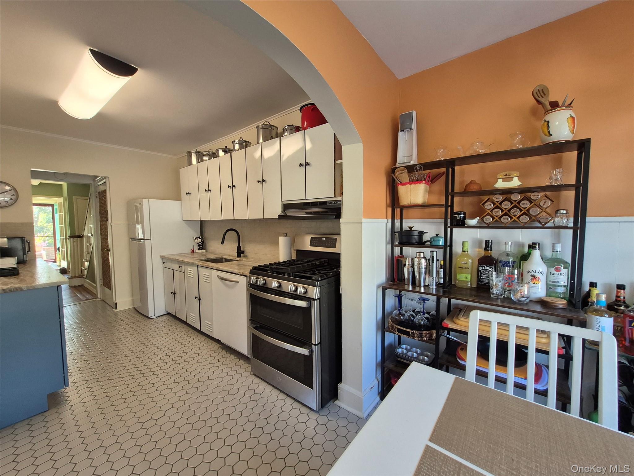 327 E Pine Street – For Sale photo 3
