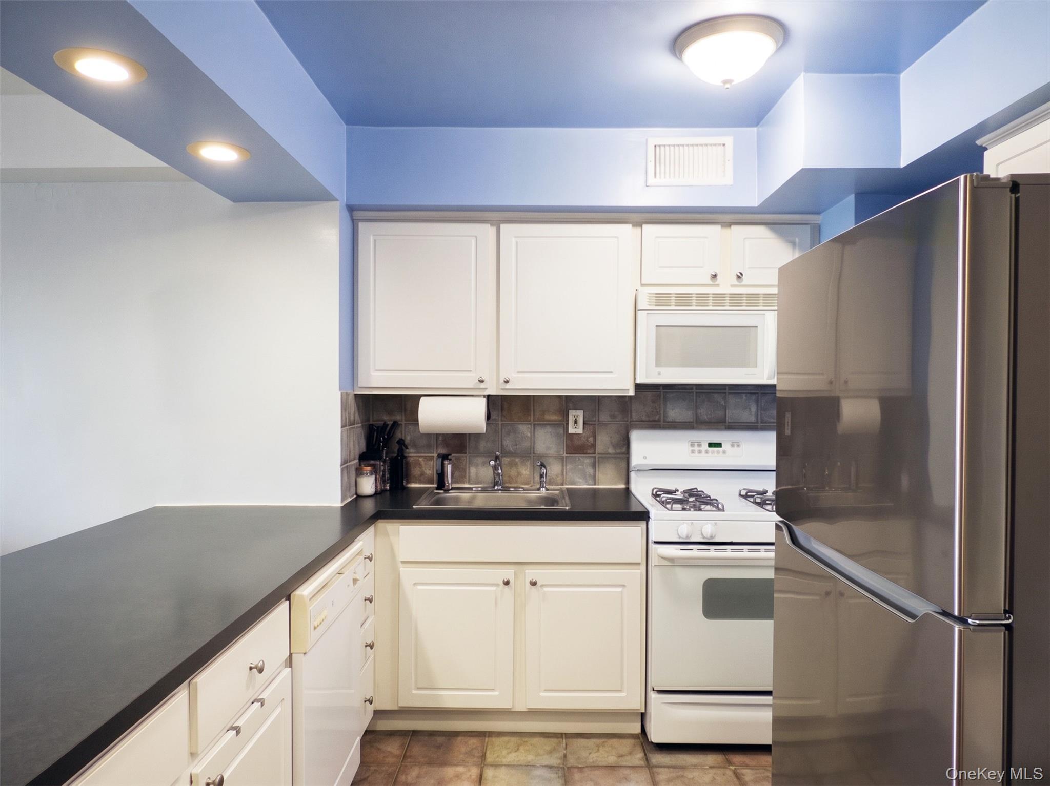 5900 Arlington Avenue, Unit 22N photo 6