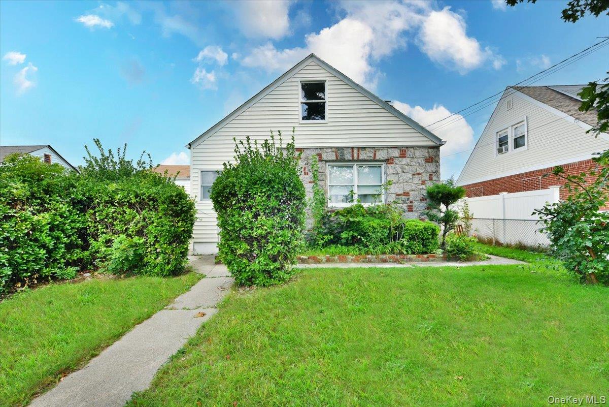 403 Oak Street – For Sale photo 2