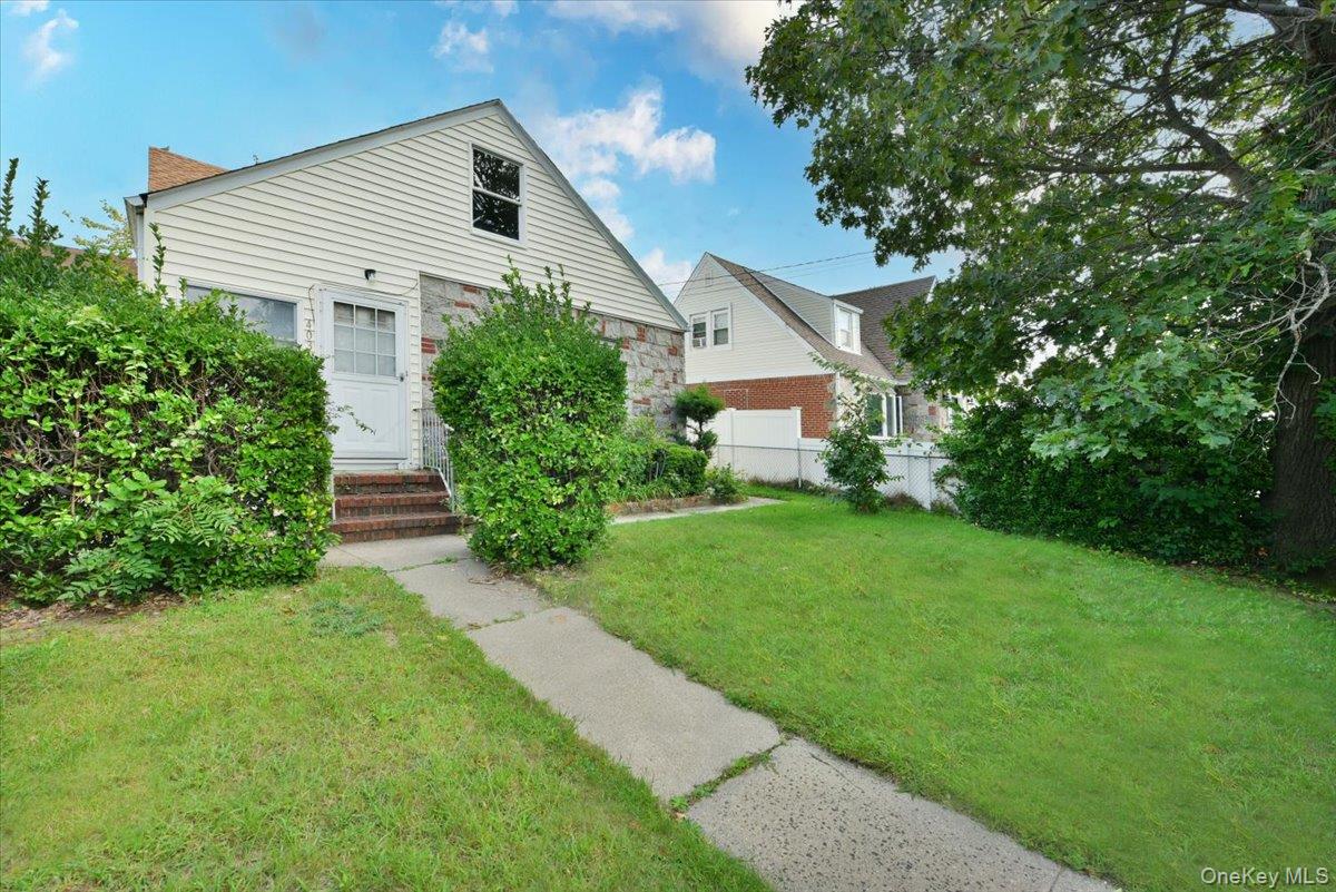 403 Oak Street – For Sale photo 3