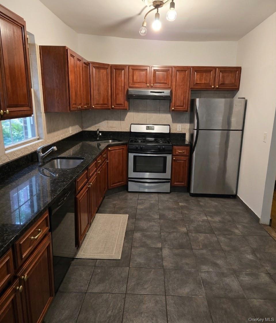 4115 Manhattan Avenue – For Sale photo 3