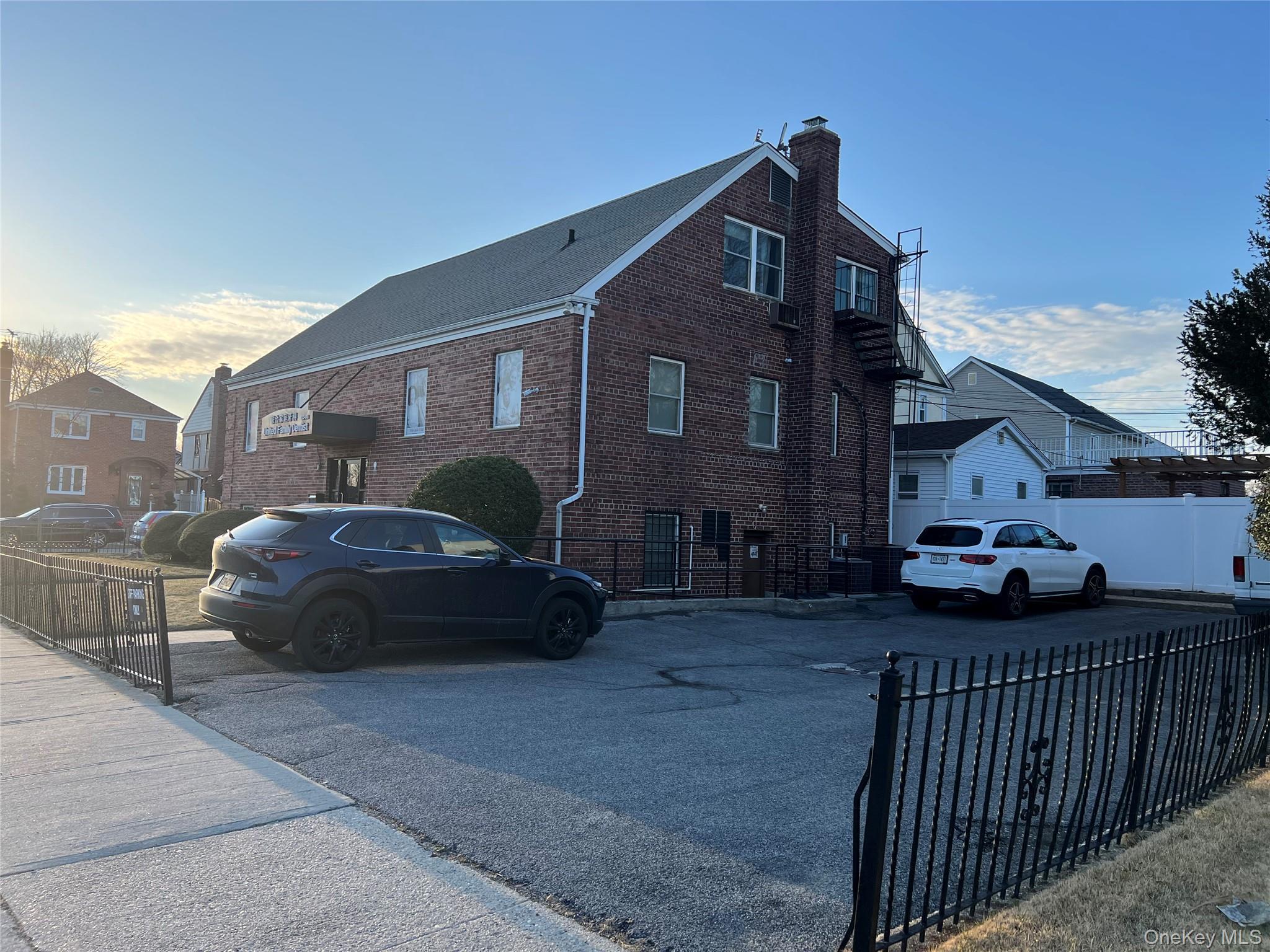 223-01 Union Turnpike – For Rent photo 5