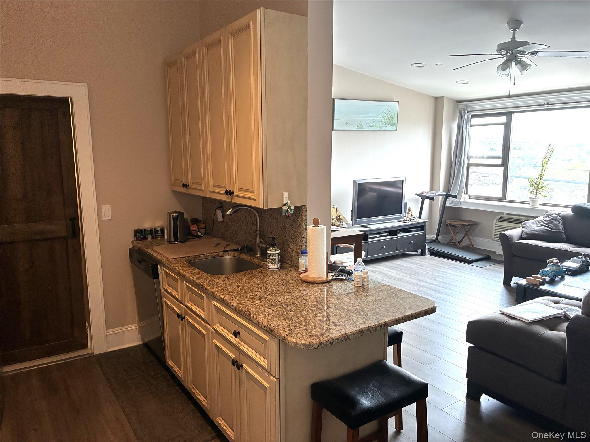 185 W Park Avenue, Unit 200 photo 4
