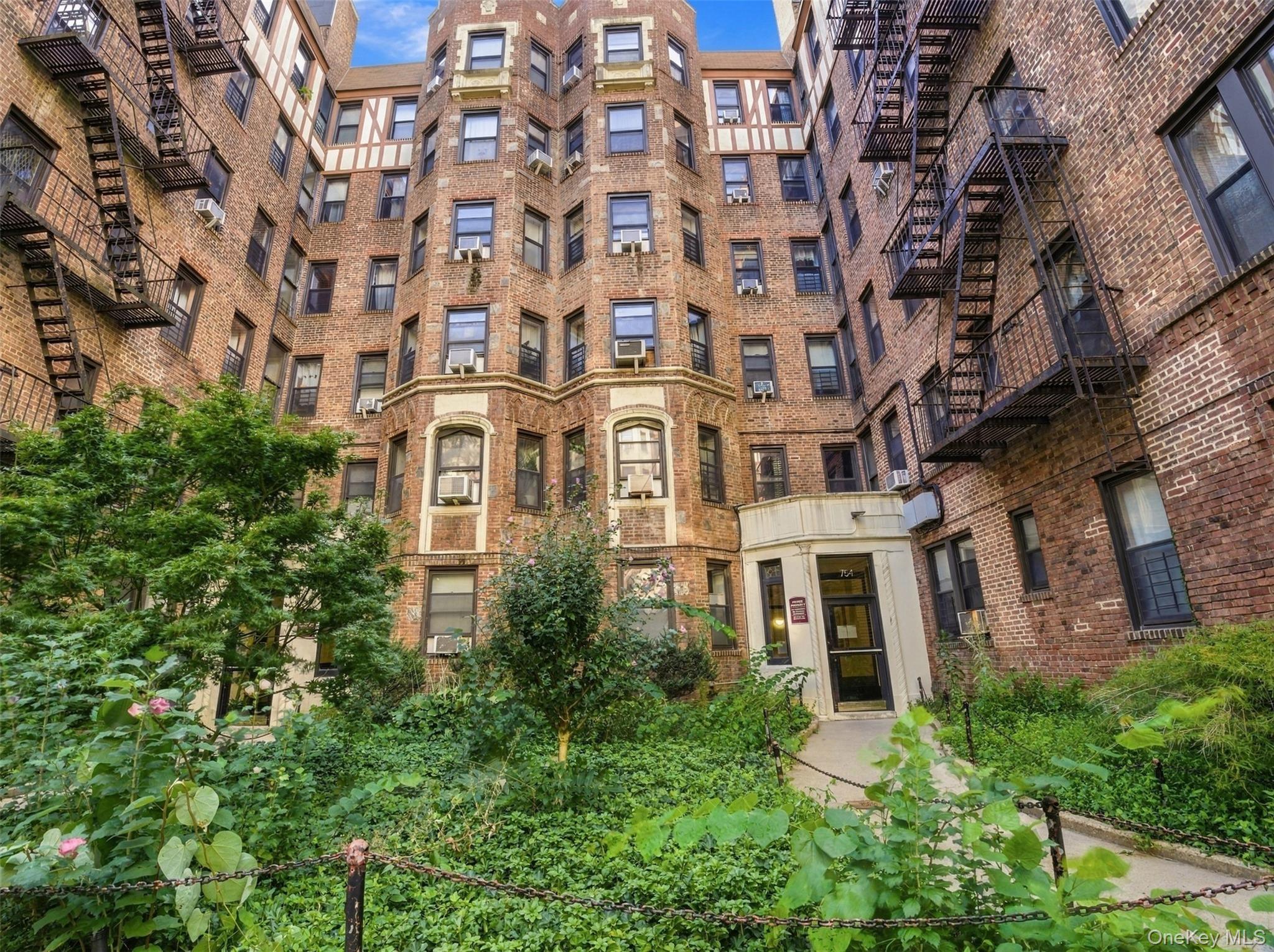 754 Brady Avenue, Unit 303 photo 3
