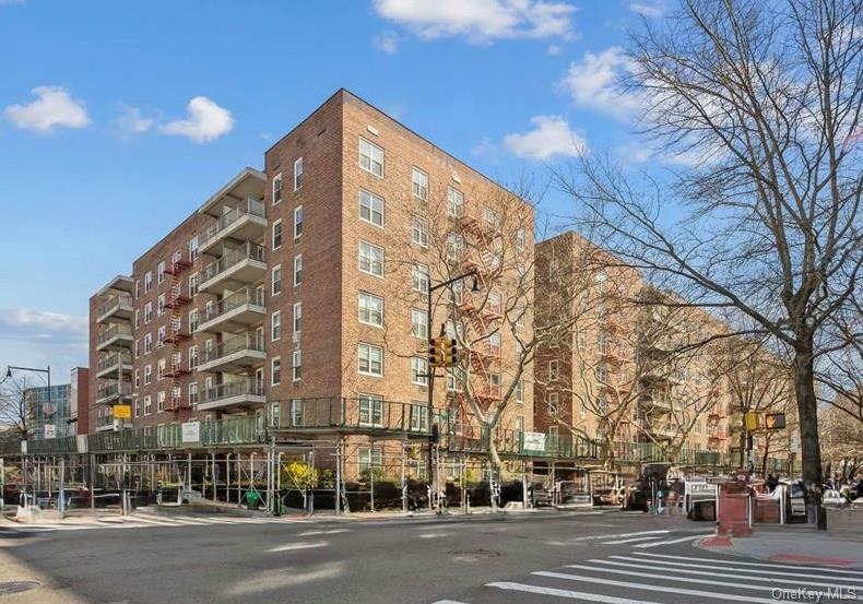 142-05 Roosevelt Avenue, Unit 517