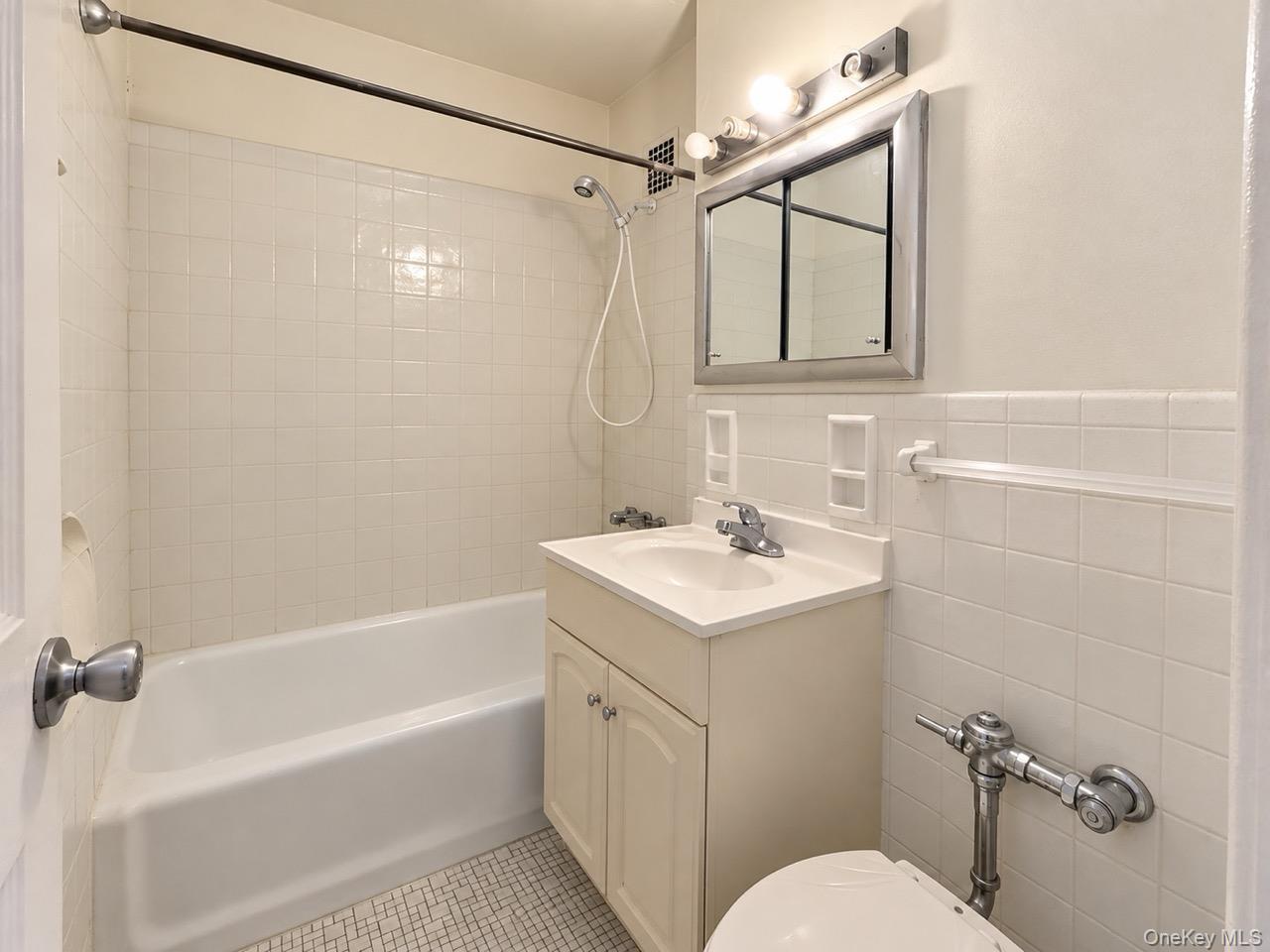 142-05 Roosevelt Avenue, Unit 517 photo 6