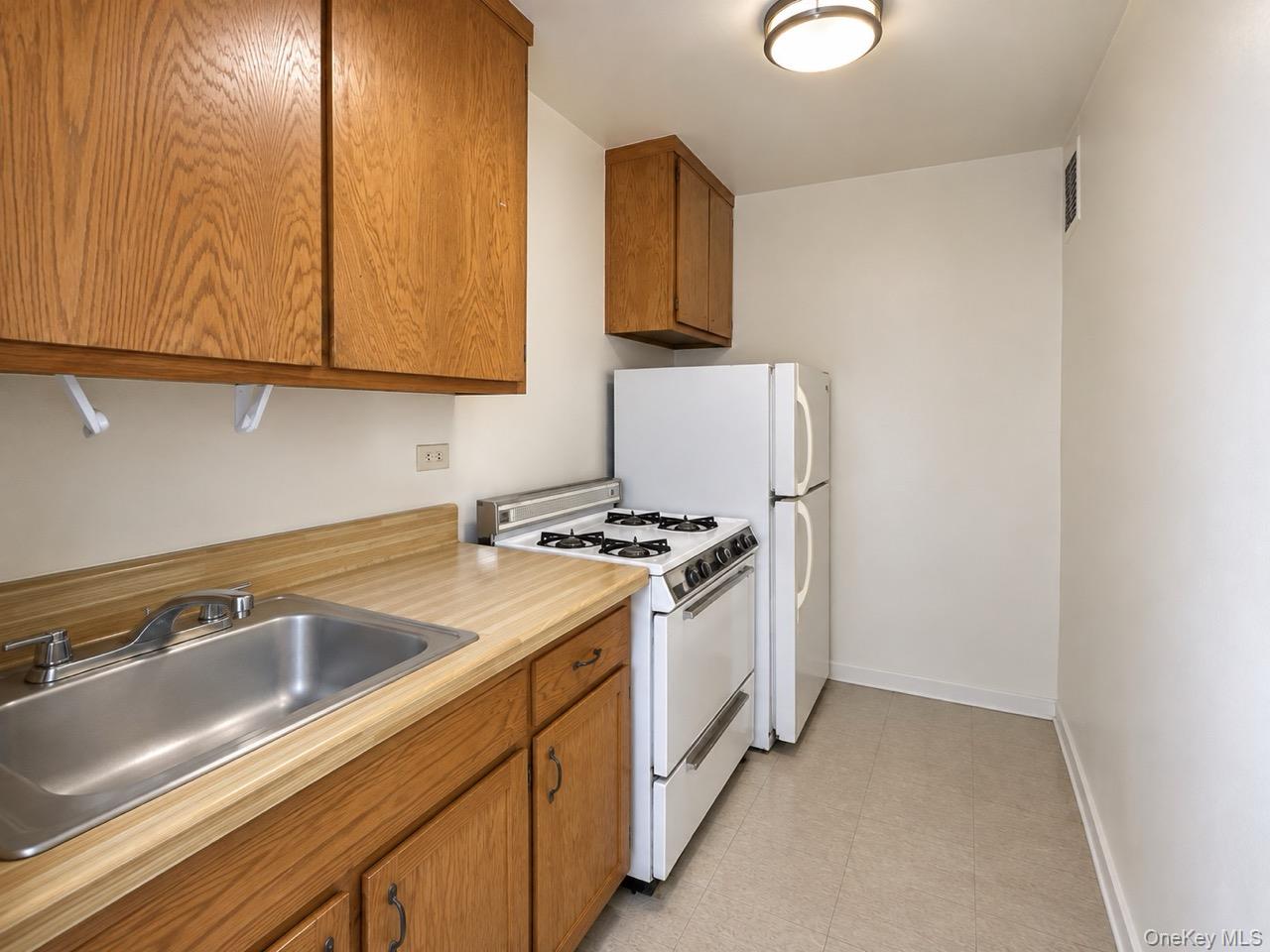142-05 Roosevelt Avenue, Unit 517 photo 8