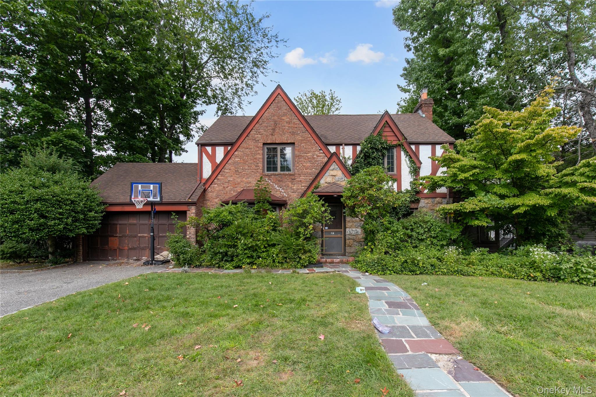 85 Oxford Boulevard – For Sale
