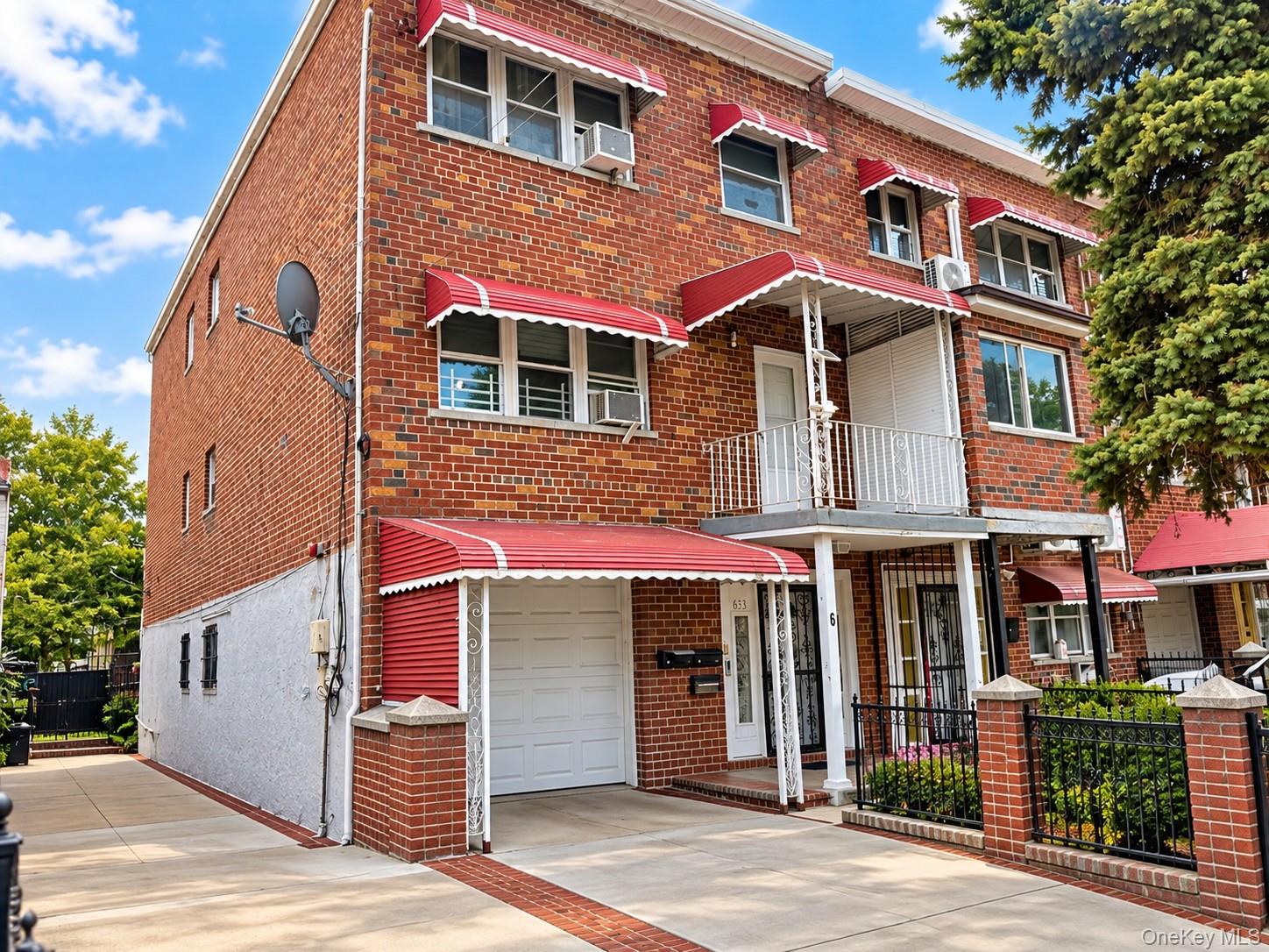653 Saint Lawrence Avenue – For Sale photo 2