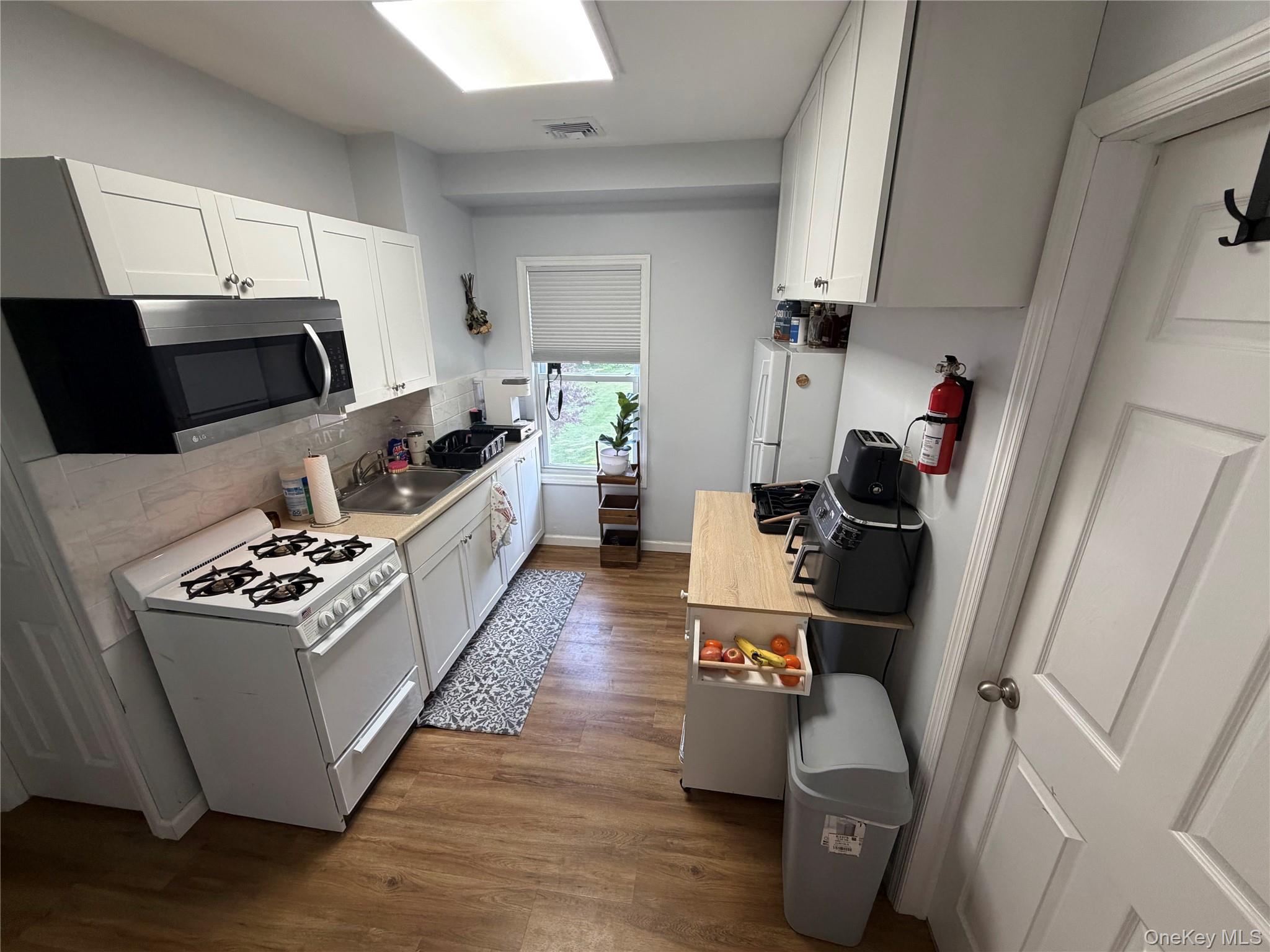 40 Tyler Avenue, Unit 4 photo 2
