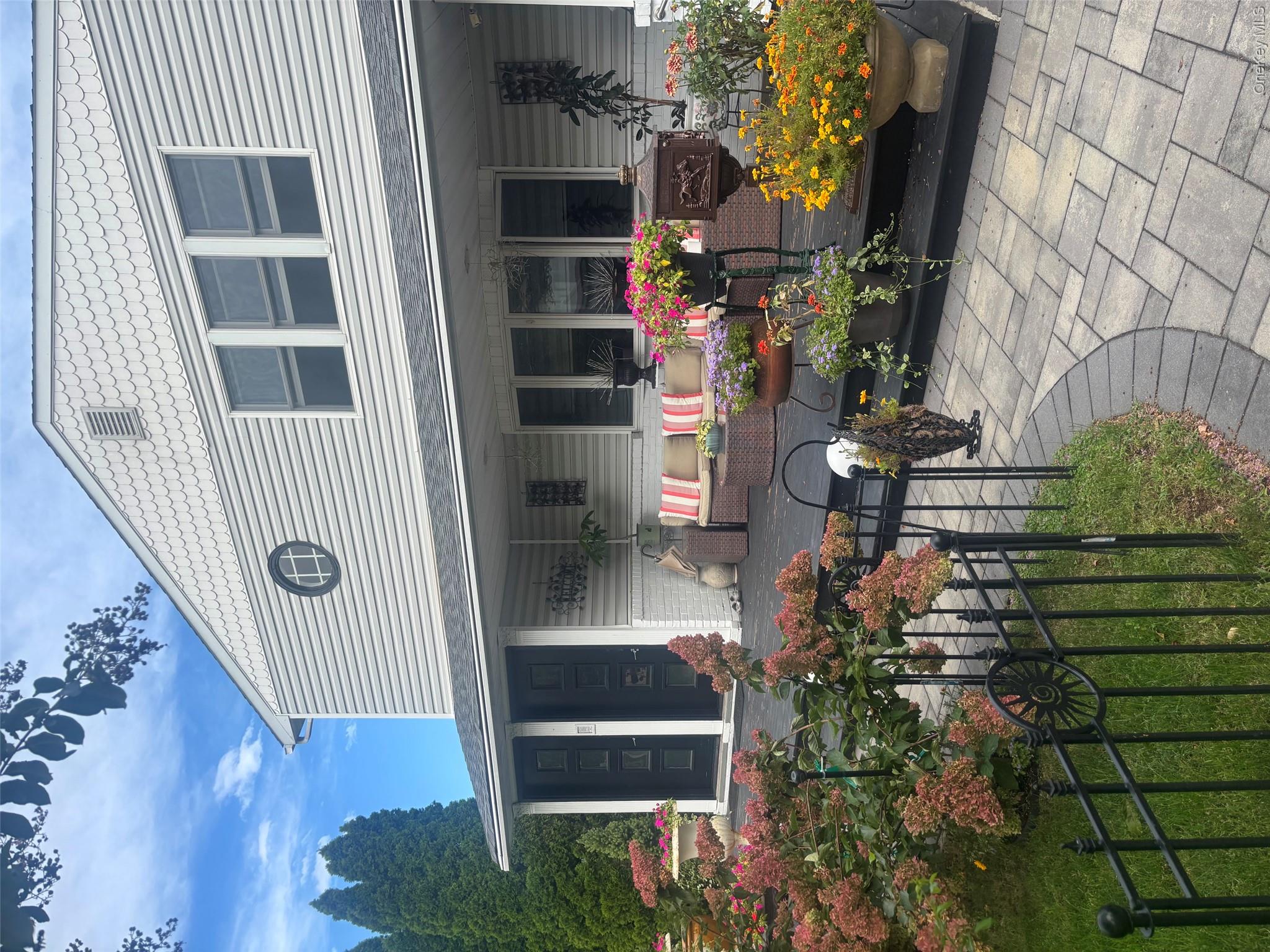 27 Hendrick Avenue, Unit Upper
