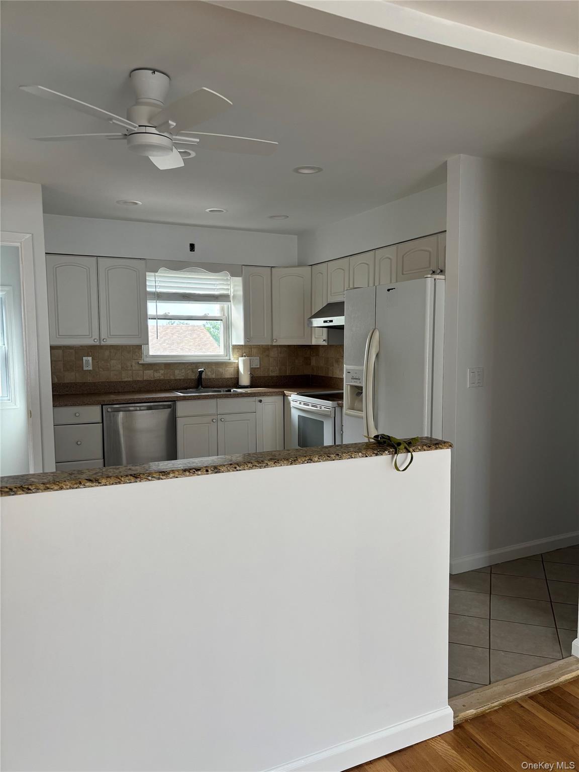 27 Hendrick Avenue, Unit Upper photo 4