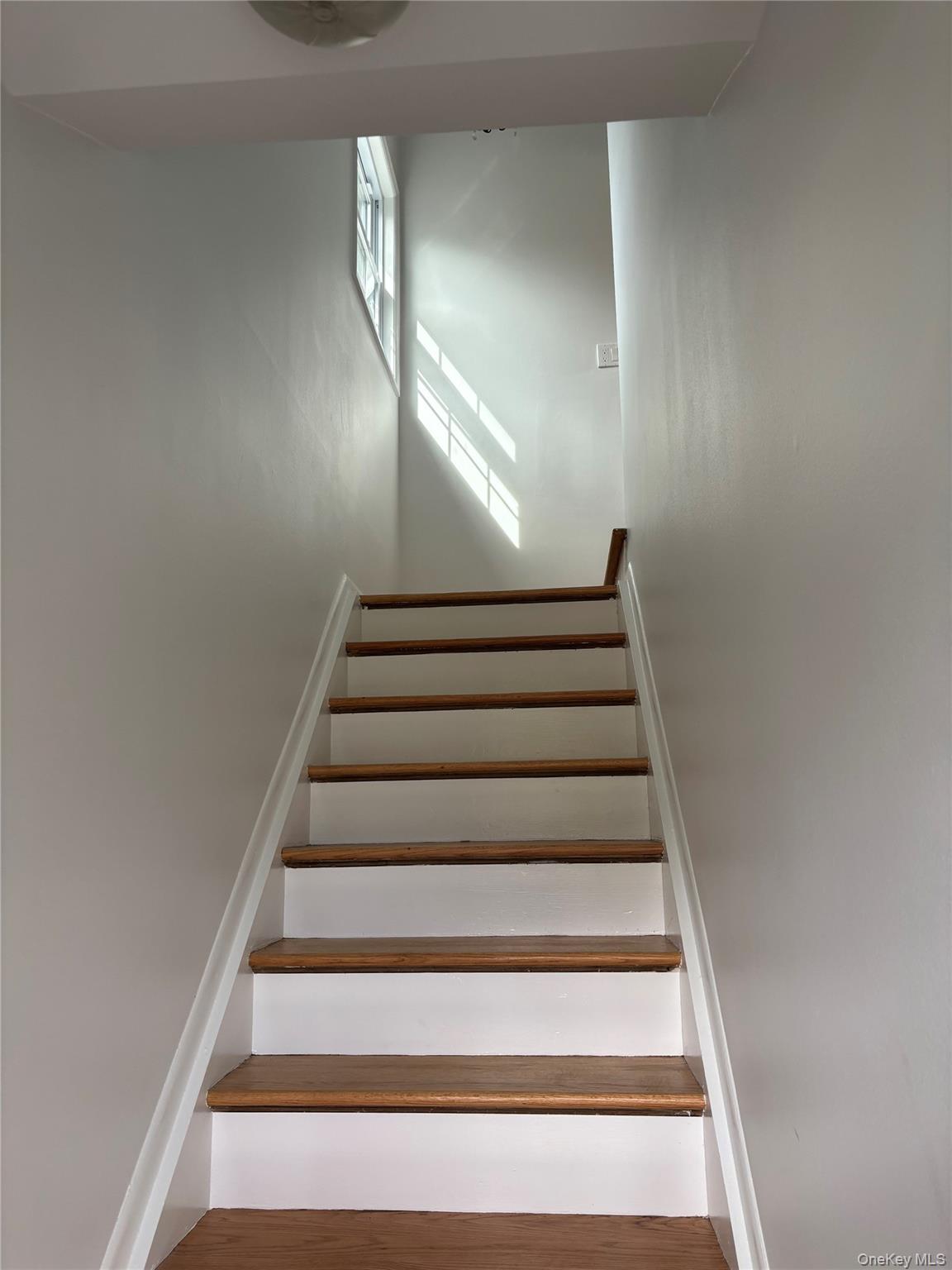 27 Hendrick Avenue, Unit Upper photo 2