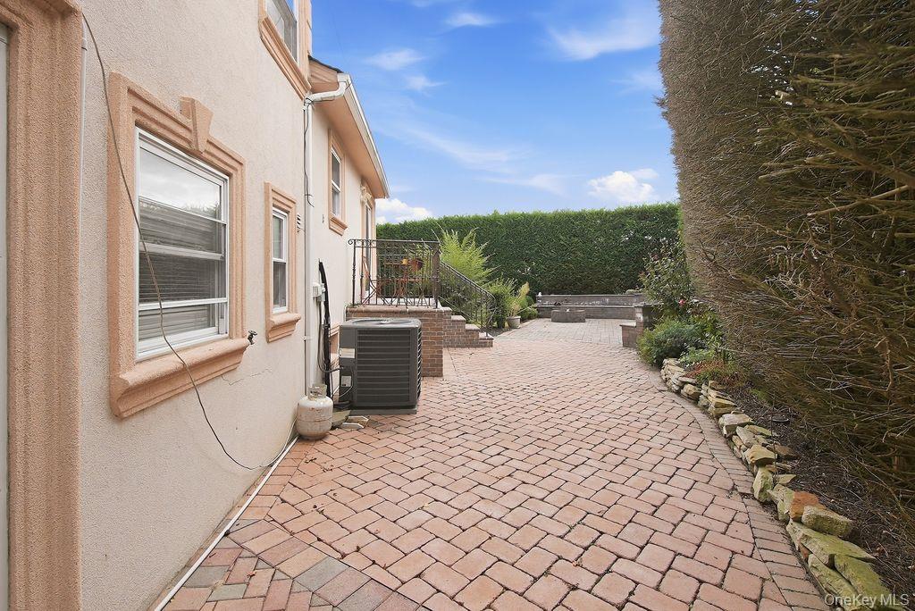 1072 Hicksville Road – For Sale photo 29
