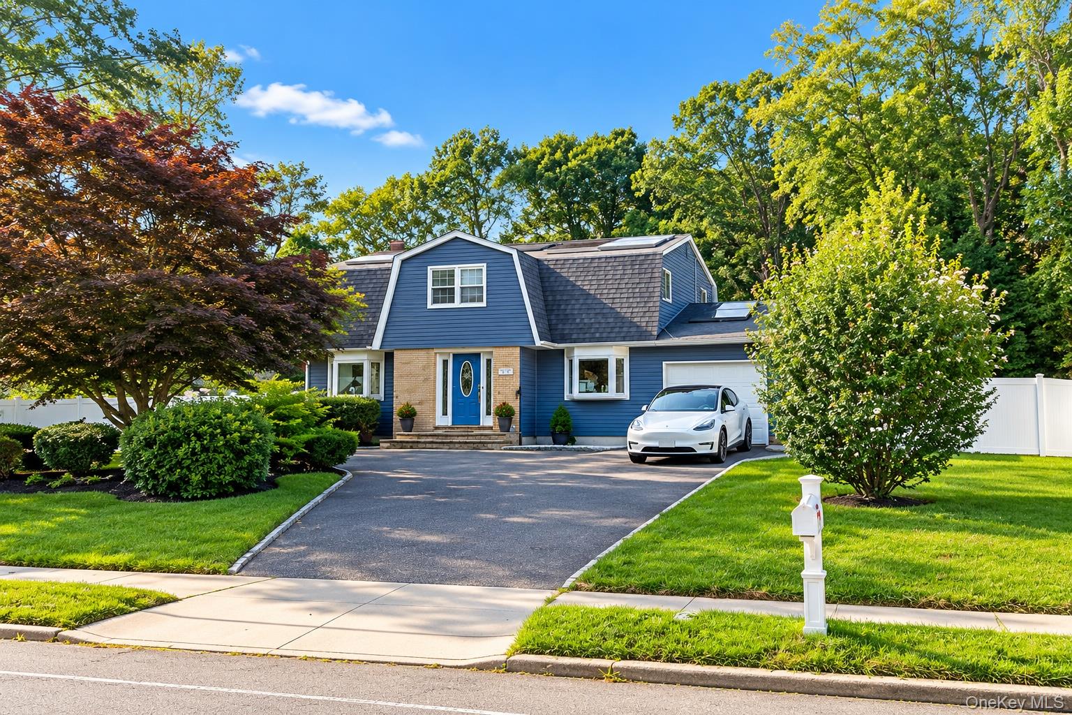815 Expressway Drive N – For Sale