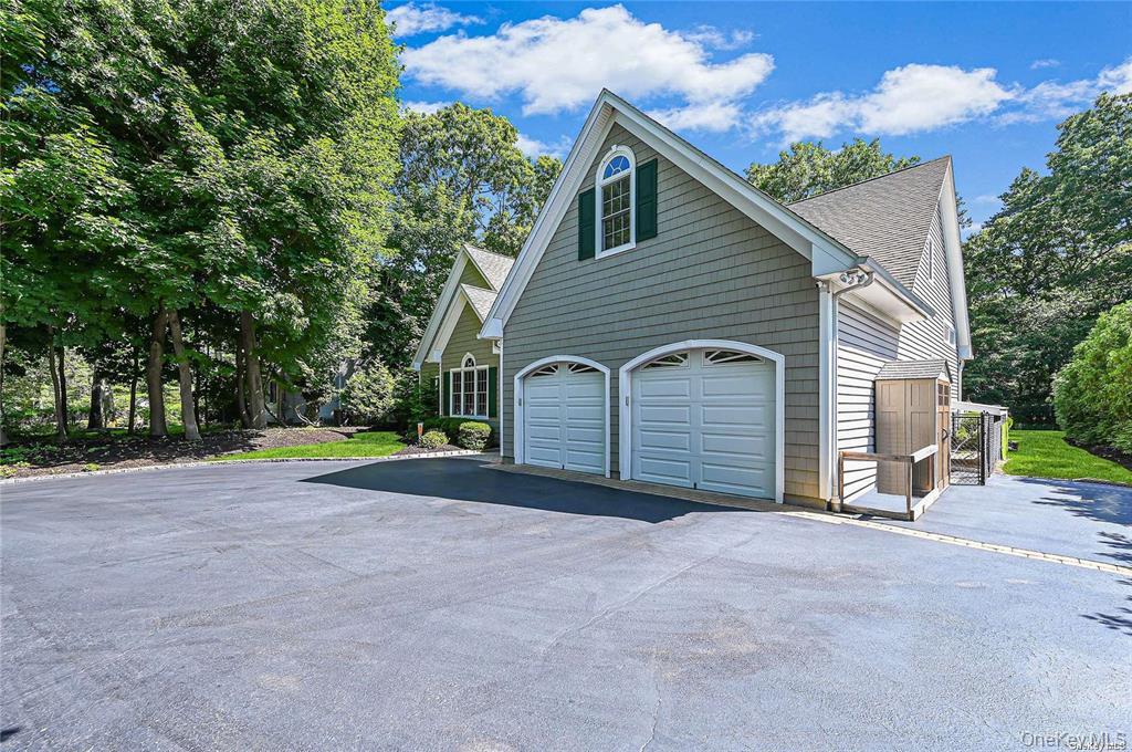 828 Pondview Road – For Sale photo 2