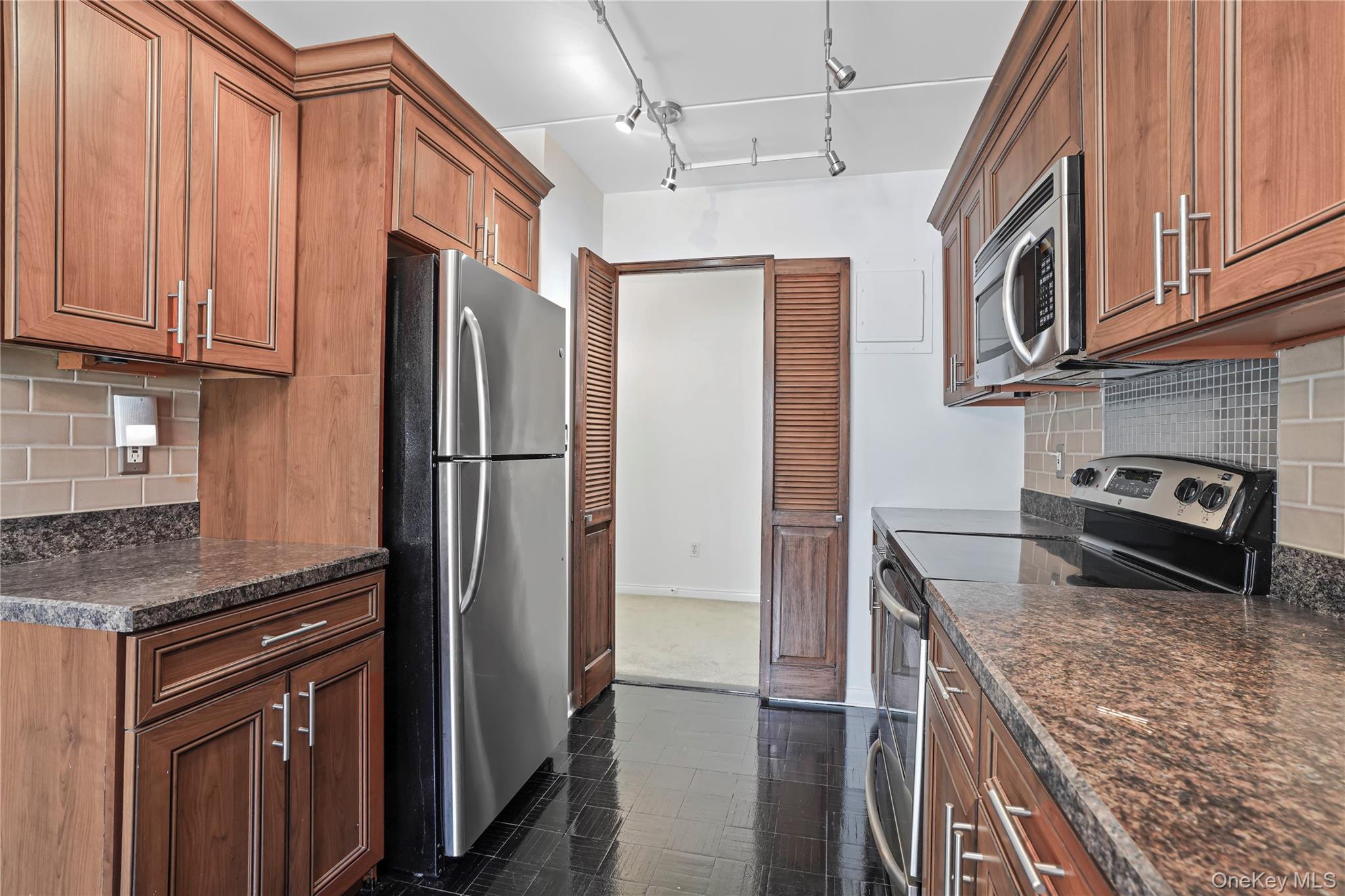 500 High Point Drive, Unit 403 photo 27