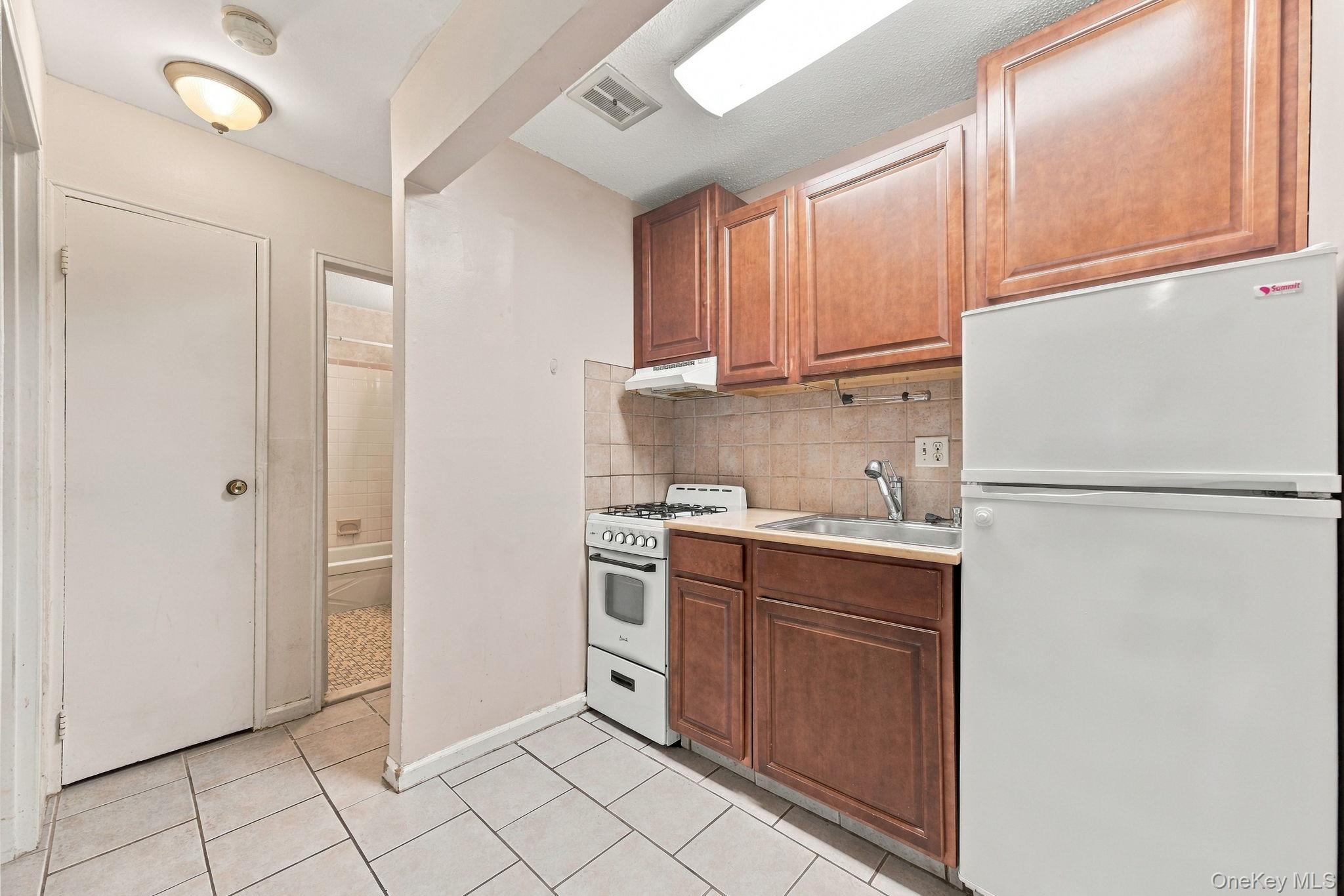 2301 Barclay Manor, Unit 23A photo 6