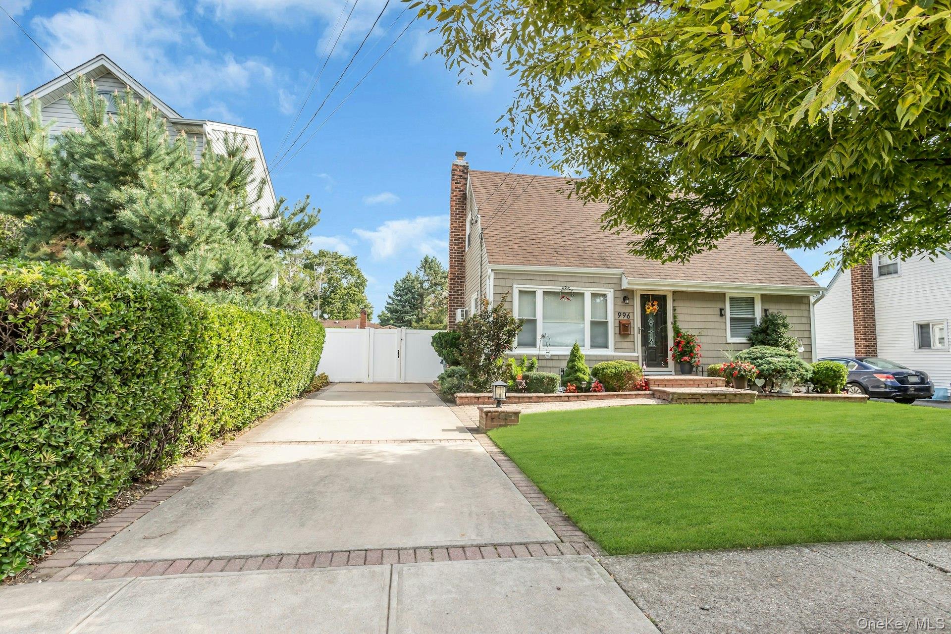 996 Merillon Avenue – For Sale photo 2