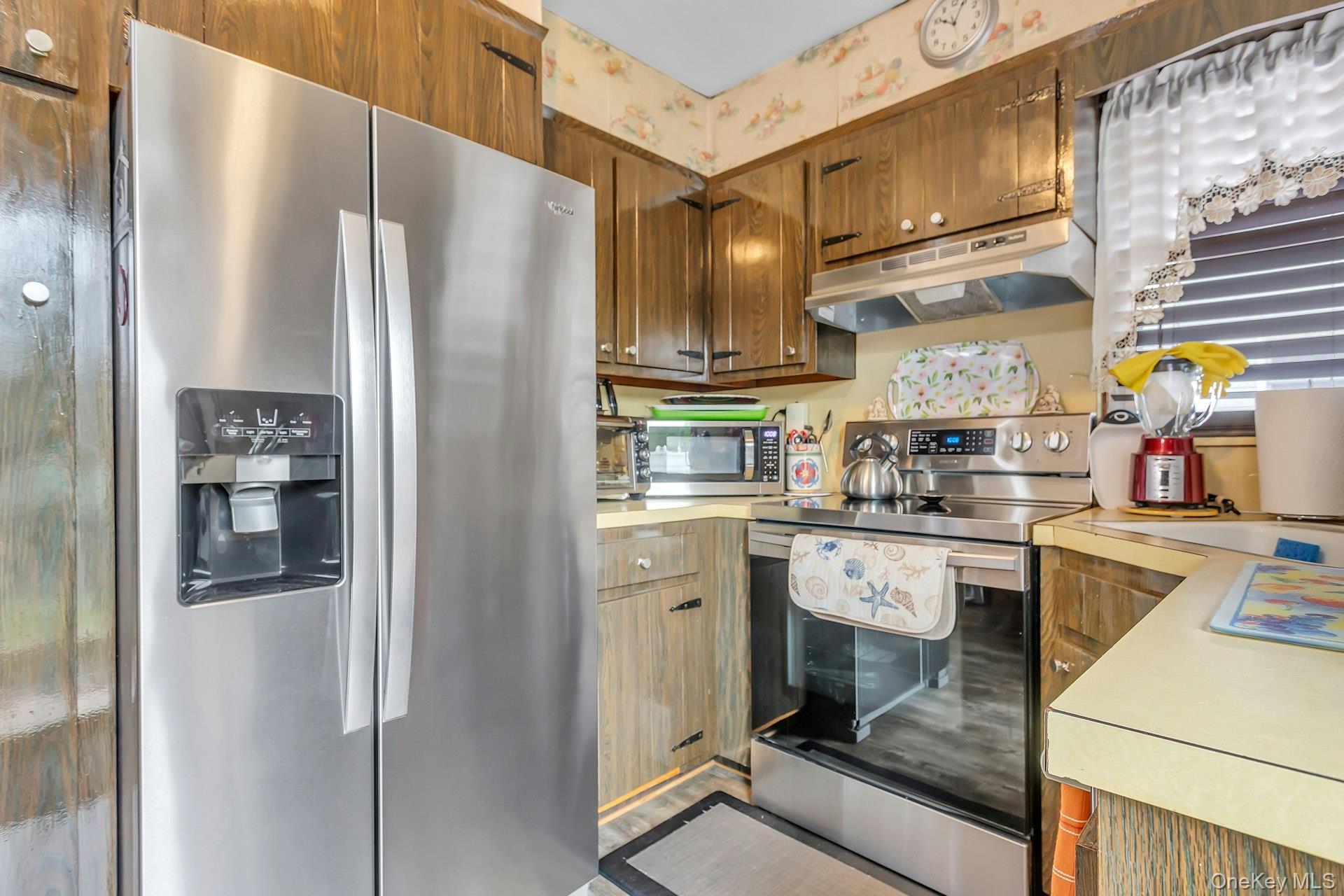 996 Merillon Avenue – For Sale photo 4