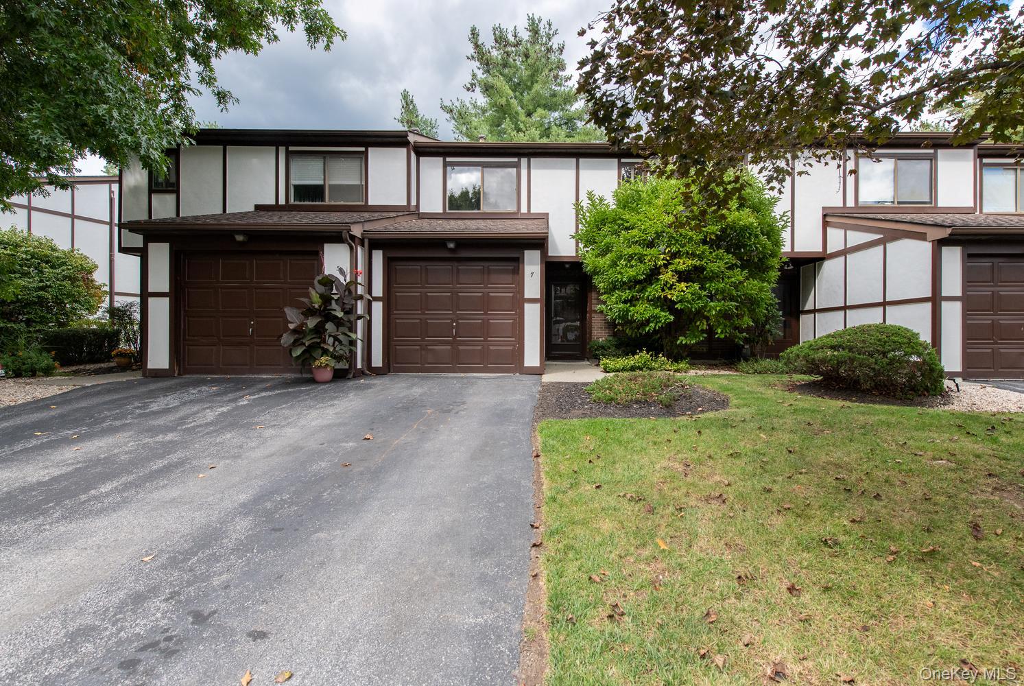 7 Topaz Run – For Sale photo 2
