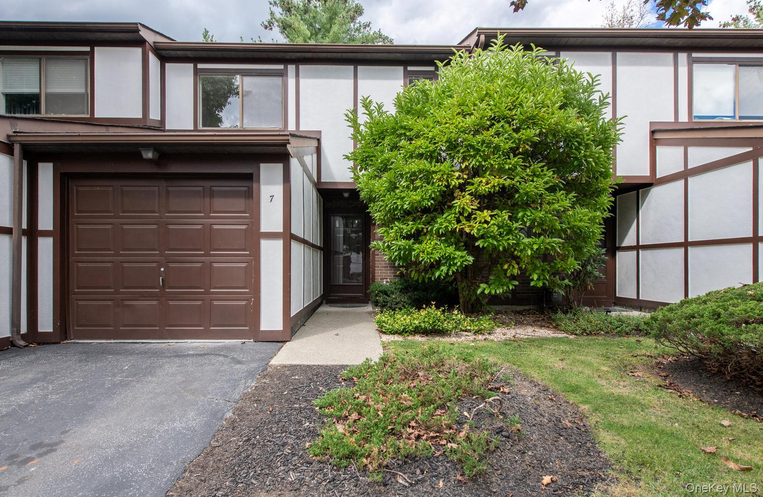 7 Topaz Run – For Sale photo 3