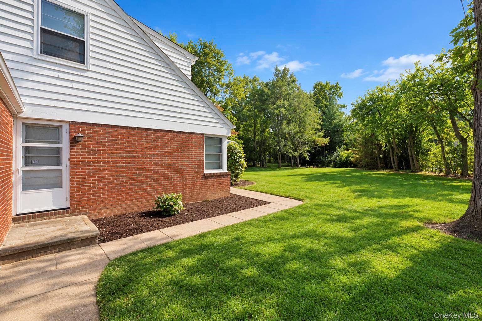 517 E Shore Road – For Sale photo 27
