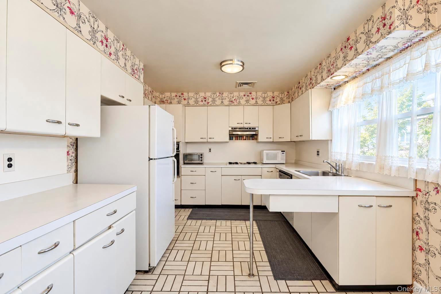 517 E Shore Road – For Sale photo 11