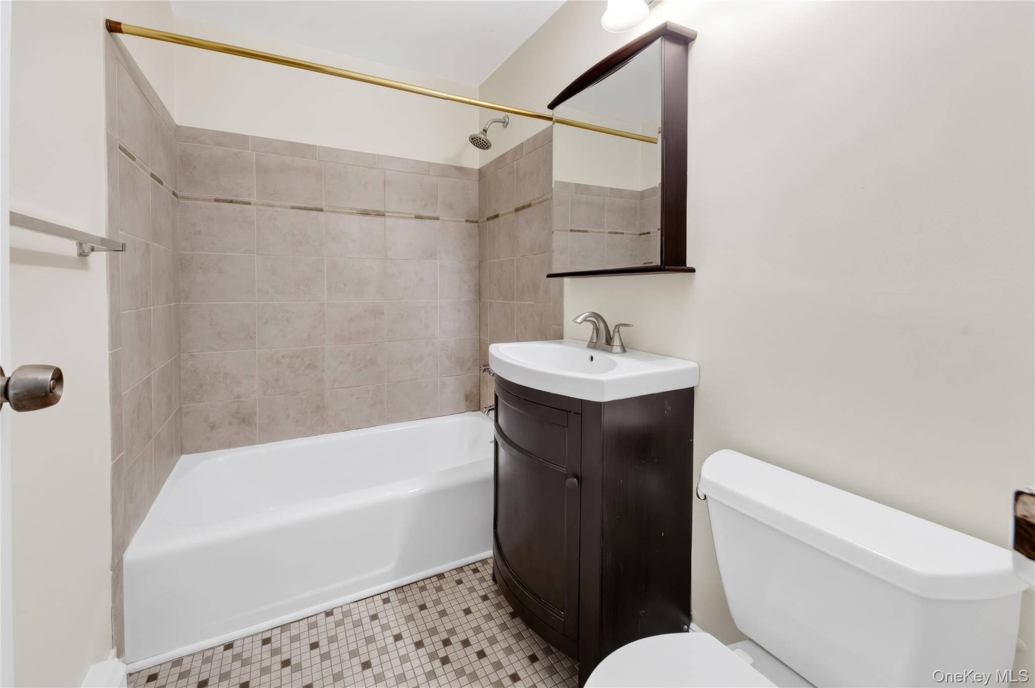 838 Pelhamdale Avenue, Unit 2P photo 4
