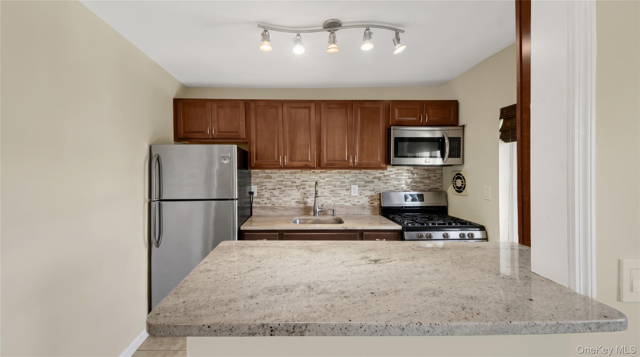 838 Pelhamdale Avenue, Unit 2P photo 6