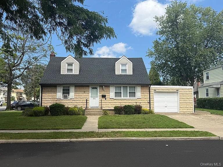 584 8th Street – For Sale