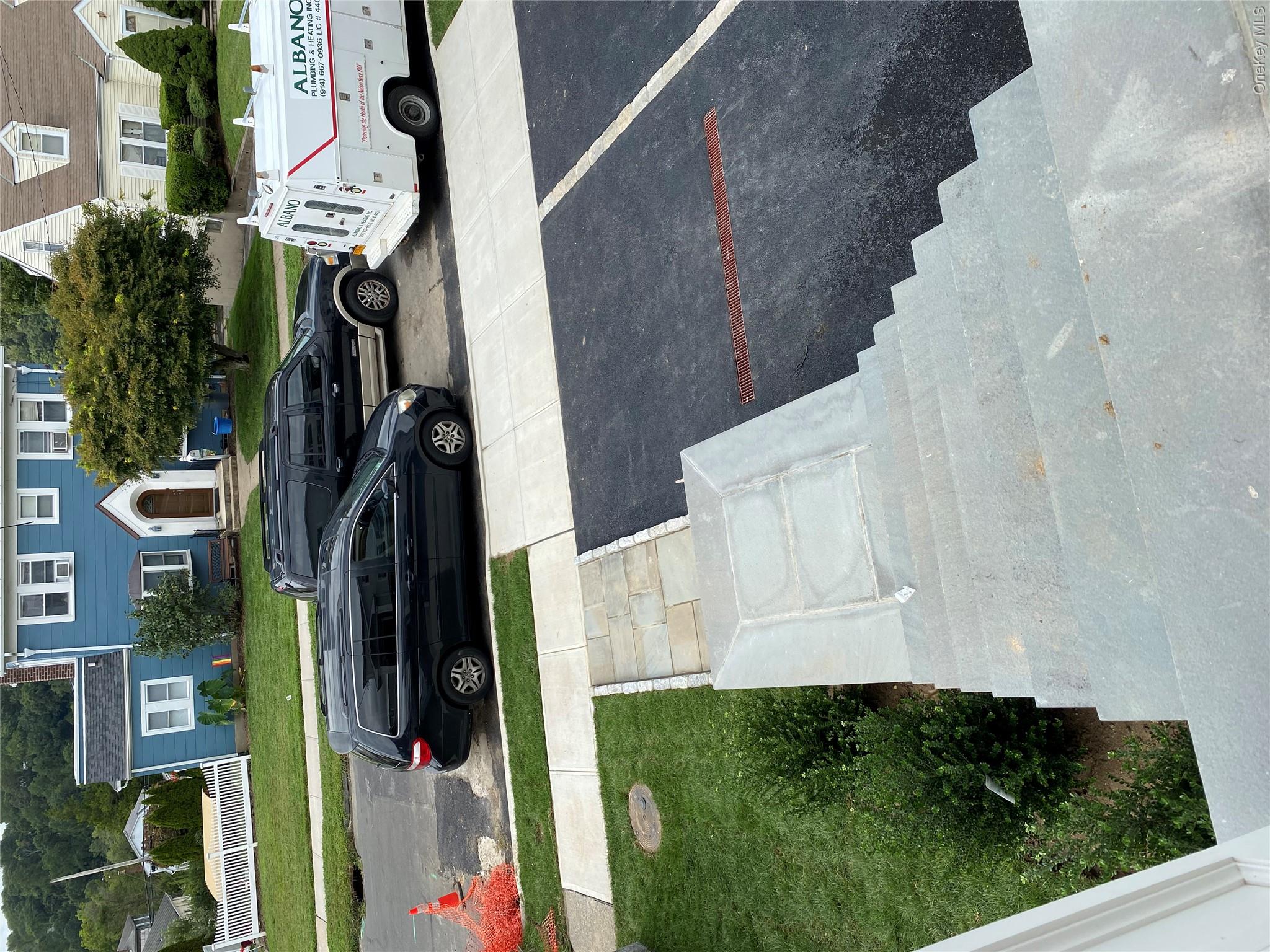 162 Gainsborg Avenue E, Unit B photo 2