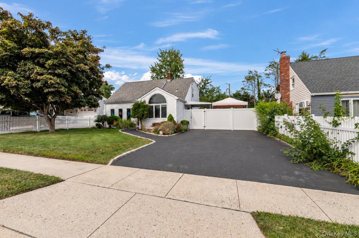 61 Hollyhock Road – For Sale photo 2