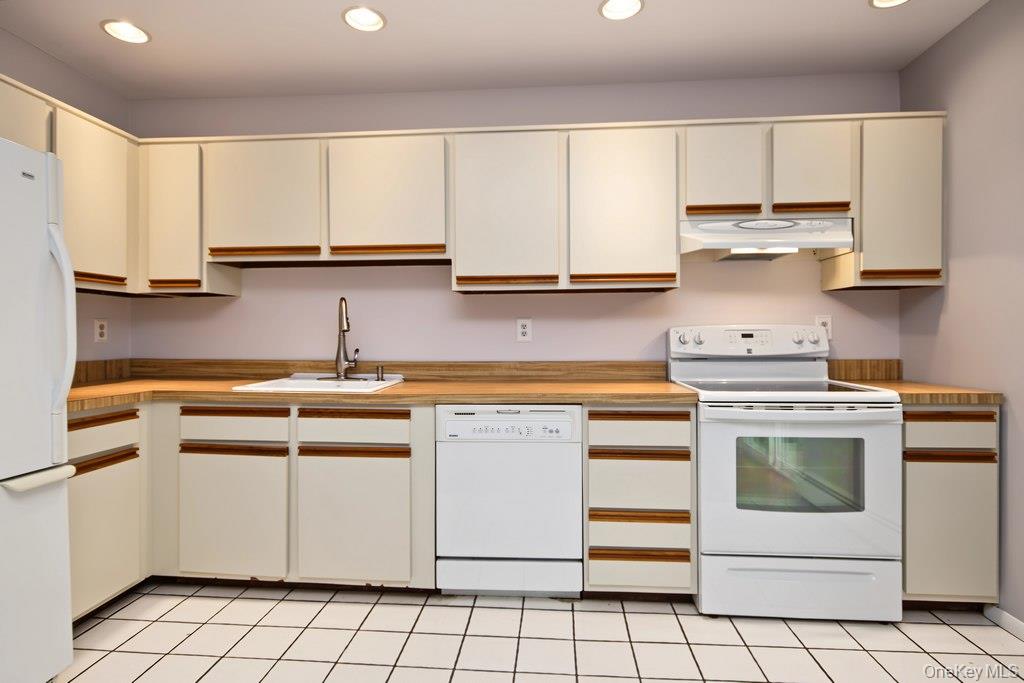 9 Forge Gate Drive, Unit E2 photo 18