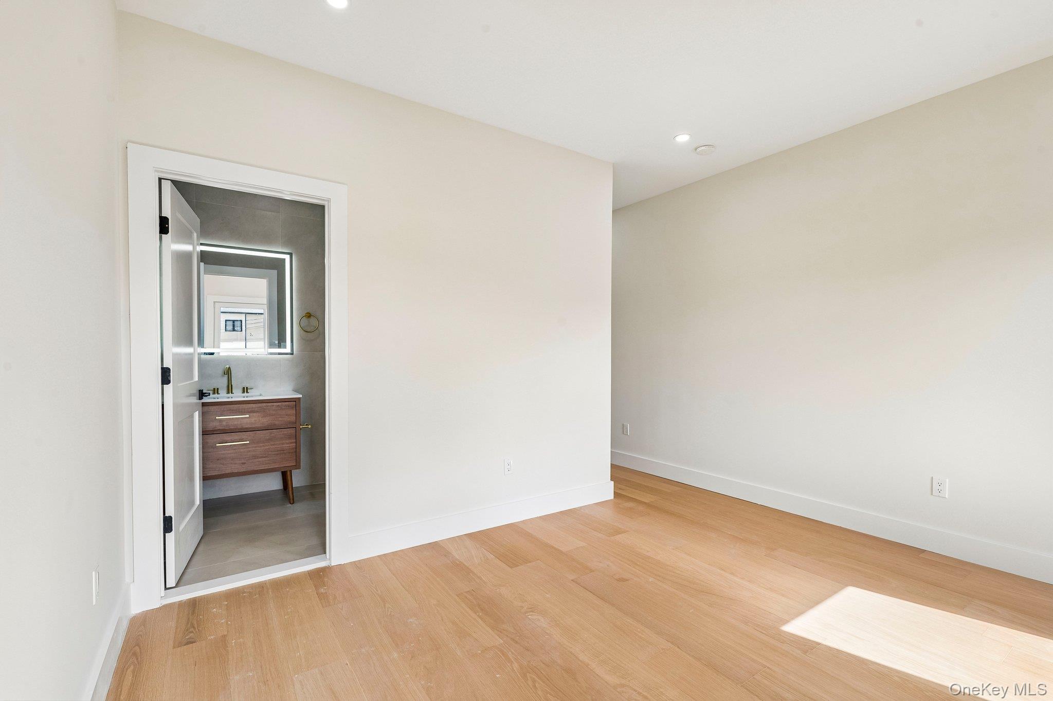2 Radial Lane – For Sale photo 24