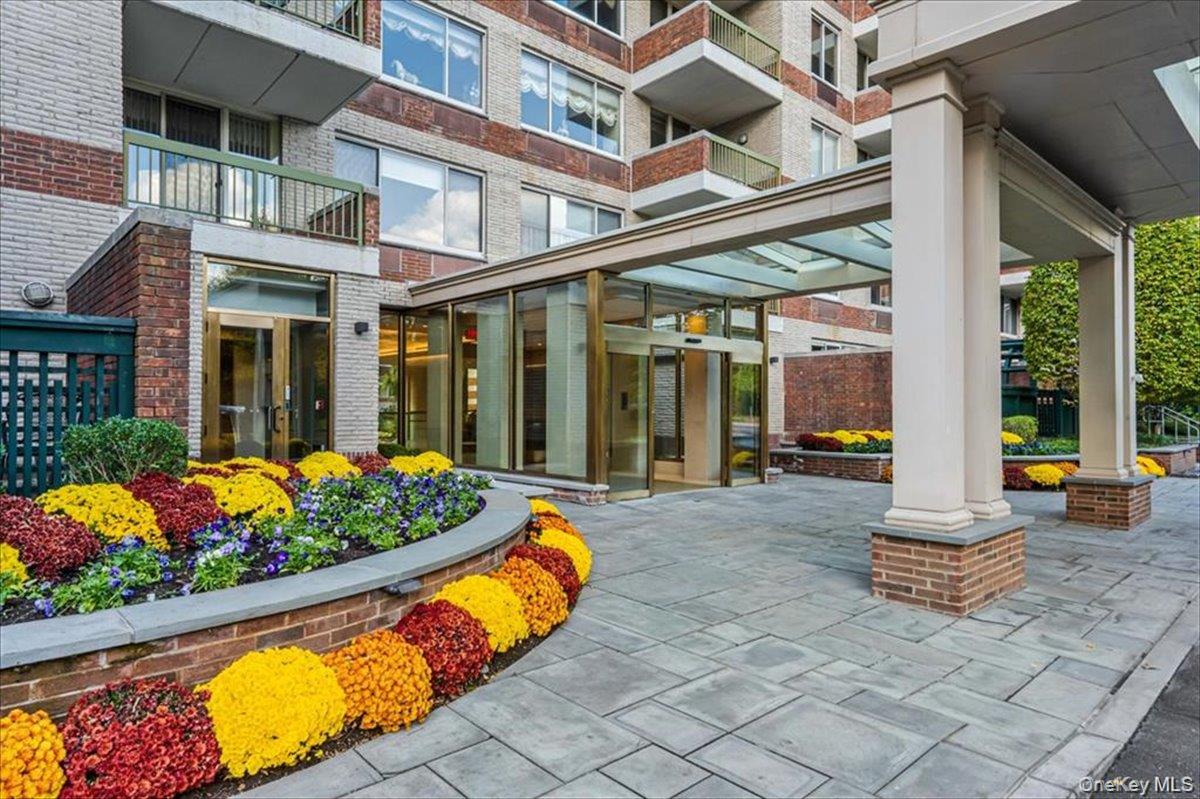 100 Hilton Avenue, Unit 806