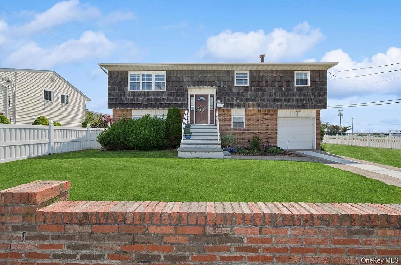 54 Acapulco Street – For Sale