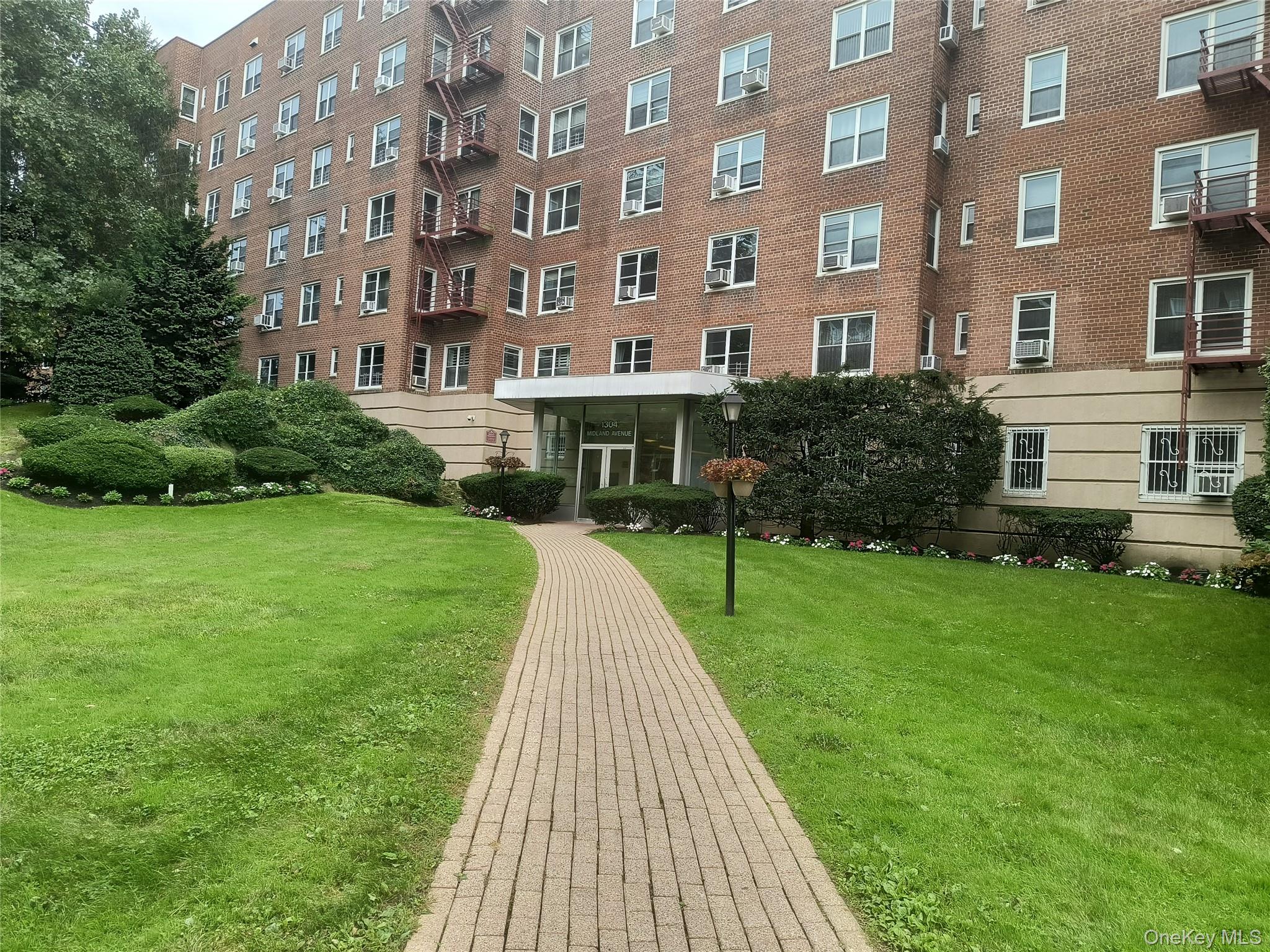 1304 Midland Avenue, Unit B41