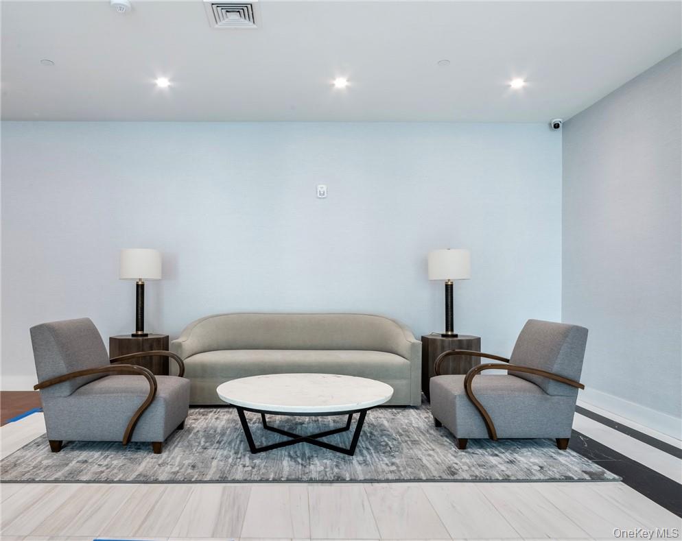 110 Chatsworth Avenue, Unit 304 photo 4