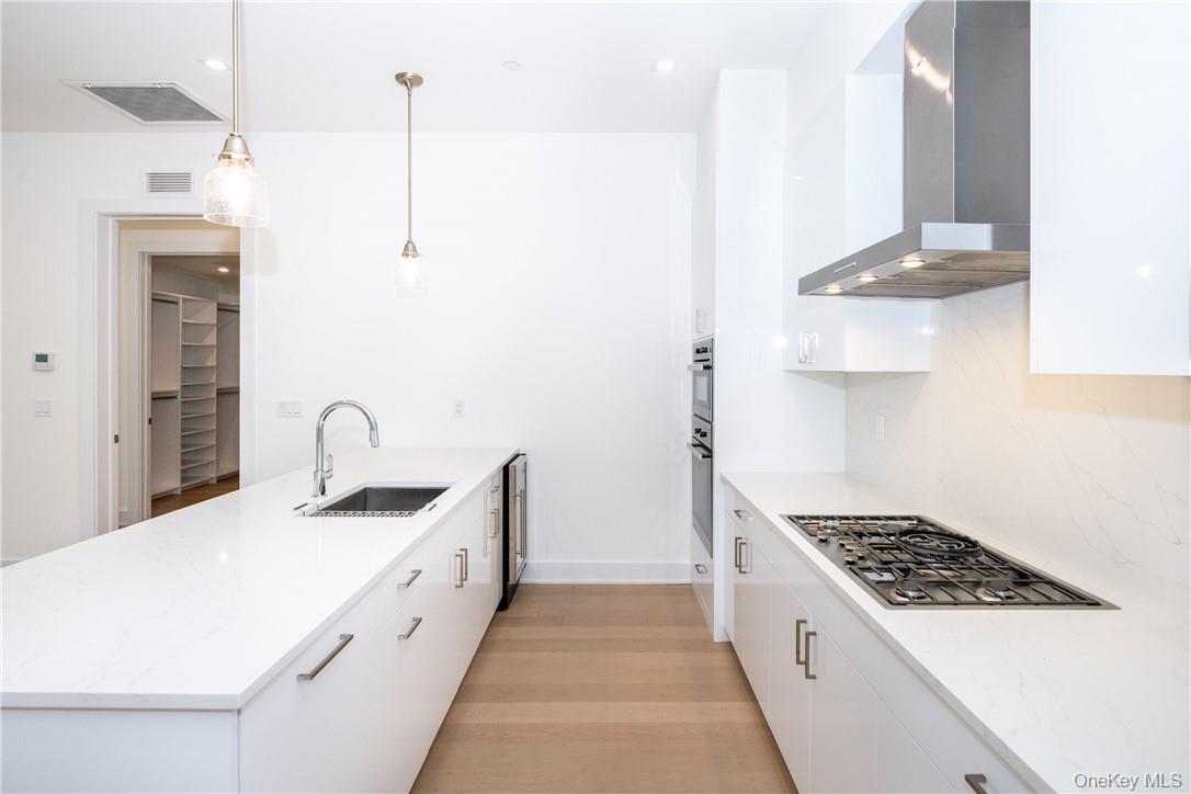 110 Chatsworth Avenue, Unit 304 photo 8