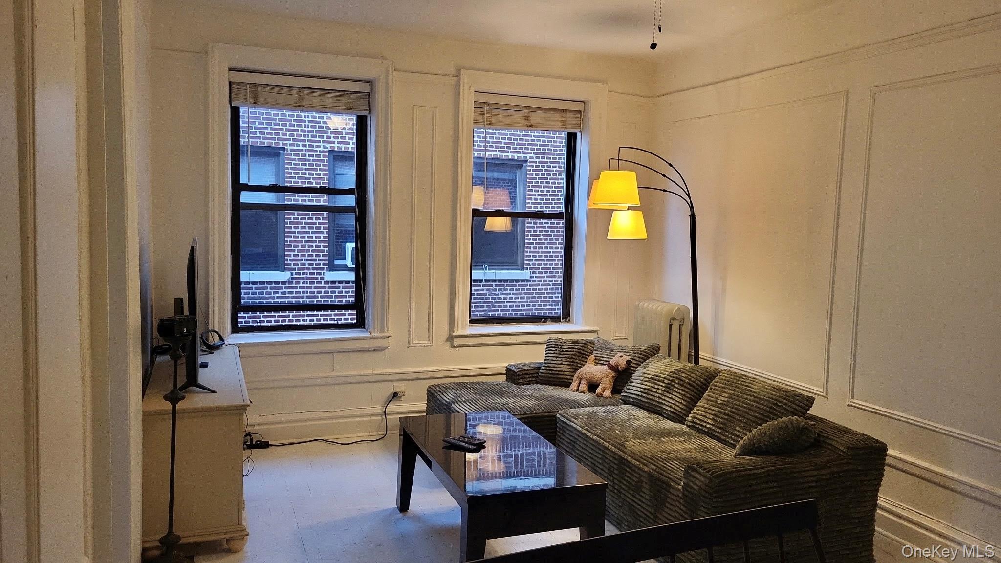 1974 Lafontaine Avenue, Unit 4E
