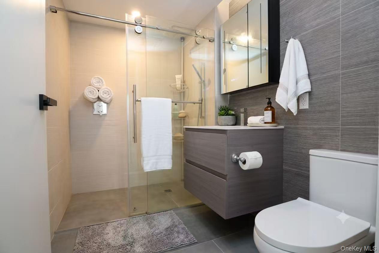 14449 S Northern Boulevard, Unit 412 photo 8