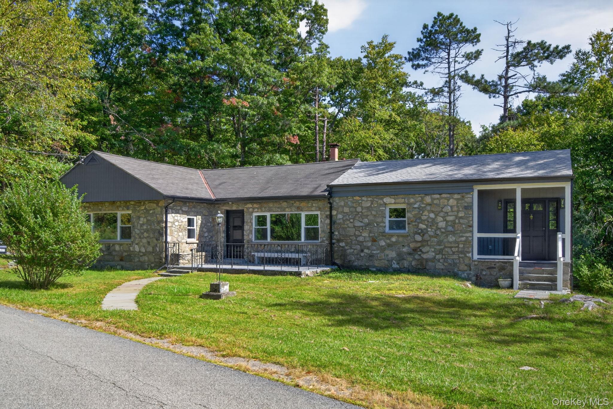 517 E Mountain Road N – For Sale