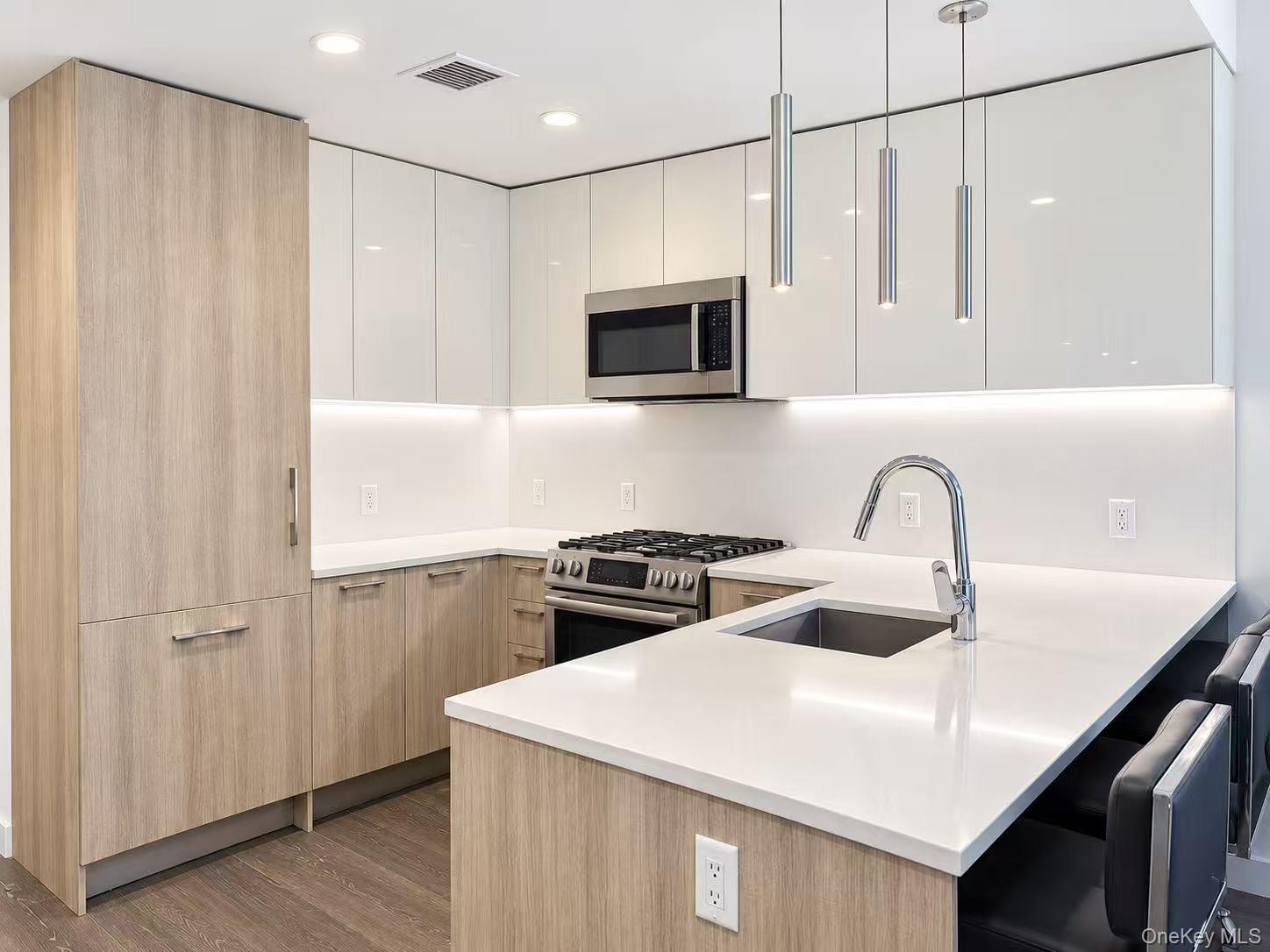 131-03 40th Avenue, Unit 15R photo 3