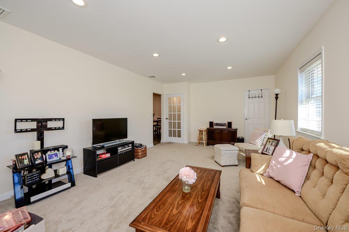2549 Jerusalem Avenue, Unit 2R