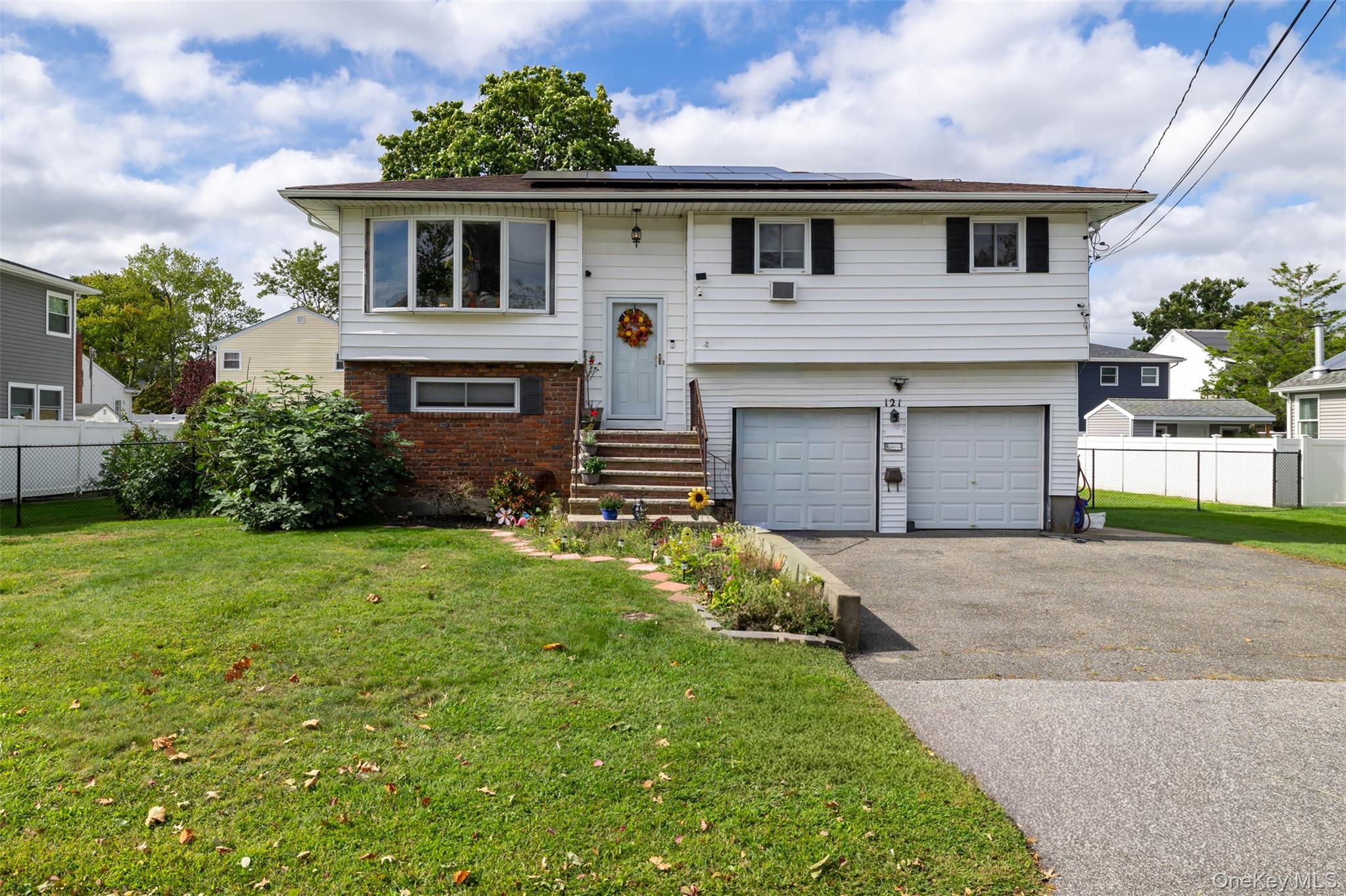 121 W Lake Drive – For Sale