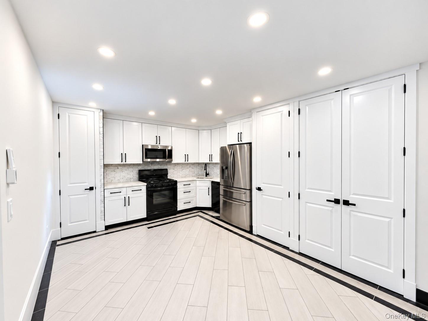 7252 Metropolitan Avenue, Unit 2B photo 4